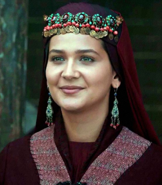  Aslhan Hatunun cenaze treni de duygusal anlar yaatt. Cenazenin topraa verilmesinin ardndan Erturul Bey ve alpleri intikam yemini etti. Erturul Bey ve alpleri, Aslhan Hatun ve tm mazlumlar iin. Gk pusatlarmz hainlerin kanna bulanmadan knna girmeyecek. Yurdumuzda tek bir hain kalmayana dek, die di kana kan intikam szleriyle yemin etti.   