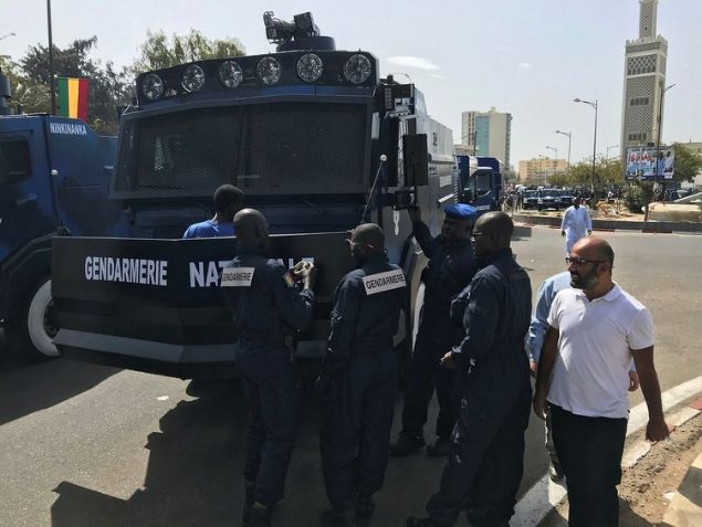 'TER�R VE ORGAN�ZE SU�LAR KAPSAMINDA KULLANILACAK'    <br><br>    Senegal Ordusu Jandarma M�dahale Birli�inin Z�rhl� Filo Komutan Y�zba�� Mor Gueye, T�k z�rhl�lar�n�n �lkedeki kullan�m�na ili�kin AA muhabirine a��klamada bulundu. Y�zba�� Gueye, Senegal'in 'savunman�n g��lendirilmesi ve z�rhl� envanterin art�r�lmas�' program� kapsam�nda Jandarma Y�ksek Komutanl��� karar�yla T�rkiye'den Ejder Yal��n ve Ejder TOMA'lar�n sat�n al�nd���n� s�yledi. 'Z�rhl� askeri ara� alan�nda en uygun ve kaliteli �retim T�rk savunma sanayisi taraf�ndan yap�l�yor. Bu y�zden T�rkiye'yi se�tik.' diyen Gueye, Senegal ve T�rkiye aras�ndaki askeri i� birli�inin giderek artaca��n� ve bu alanda yeni ekipmanlar�n sat�n al�nabilece�ini belirtti  