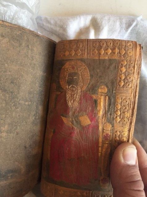 Aksaray Emniyet Mdrl Kaaklk ve Organize Sularla Mcadele ubesi ile stihbarat ube Mdrl ekipleri, tarihi eser kaakl yaplaca bilgisine ulat. Aksaray -Adana Karayolu zerinde denetim yapan polis, kontrol noktasnda, Gaziantep'ten Sakarya'ya giden 41 YB 225 plakal otomobili durdurdu.     