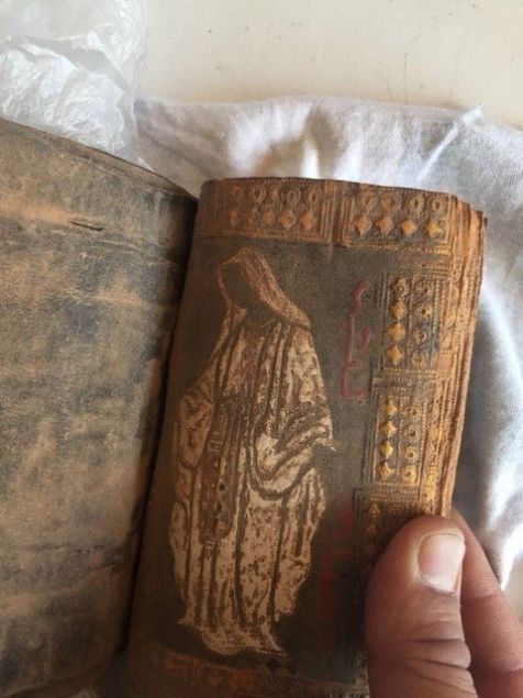 GZALTINA ALINDILAR    <br><br>    Yaplan aramada tarihi eser nitelii tayan deri zerine ilenmi ncil bulundu. Otomobilde bulunan Sertip B., Suriye uyruklu Darsm Rafhat H. ve Sowd Housin H. ile Irak uyruklu Muhammed H. gzaltna alnd. Olayla ilgili soruturma sryor. 