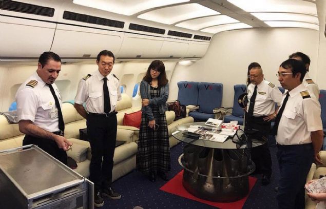 Japonyada kendi ua yokken, uak kiralayan ve bu sayede zel yolcular tayan Arpa, kurduu irkette Japonlara pilotluk eitimi vermeye balad. u an 50nin zerinde yolcusu olan gen adam, ayrca birden fazla irkete ve 8 ayr havalimannda kurduu alveri merkezlerine de sahip. Arpa,Vay be nereden nereye diyeceiniz bu yaam yksn hi unutmadnn da altn iziyor.   