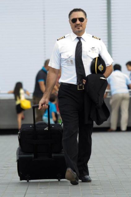 Hayalinde umak olan evli bir ocuk babas Abdullah Arpa, sahibi olduu restoranlar ve bar satt. Ardndan ABDnin Hawaii Eyaletine giderek, pilotluk eitimi alan gen adam, 6 ay boyunca Hawaiide bir havayolu irketinde yolcu tad. Havayolu riskinin farknda olsa da, bu durum Arpay hayalinden hi vazgeirmedi. Gerekli olan dier eitimleri de alan Arpa, yaklak 2500 saat umutu.   