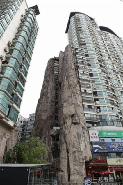   Di�er yandan Feng Shui'ye g�re tasarlanan suni da��n yetersiz ayd�nlatma sistemine sahip oldu�u iddia ediliyor.       