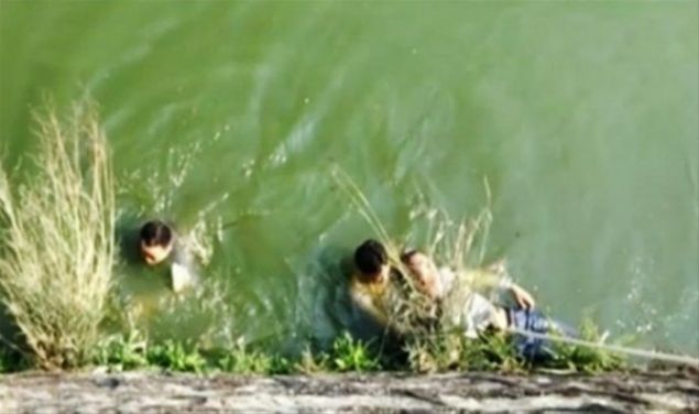   Ailesinin buldu�u k�zla evlenmek �zere haz�rlanan gen� adam, k�z�n y�z�n� g�r�nce neye u�rad���n� �a��rd�...     