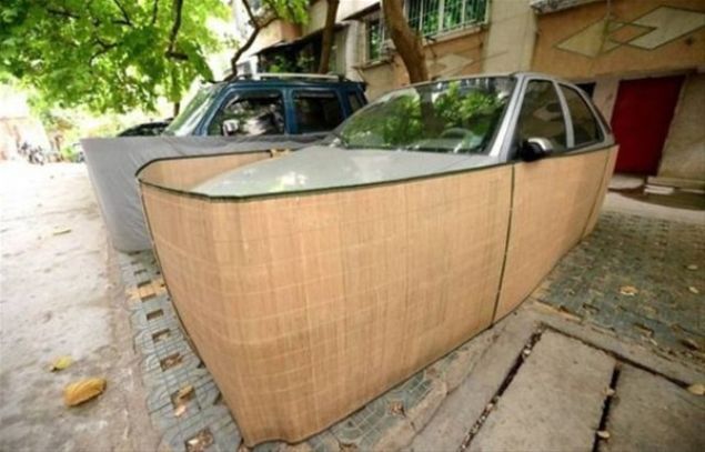   Ara� sahipleri otomobillerin korumak i�in her g�n ara�lar�n� bu �ekilde park ediyor.      