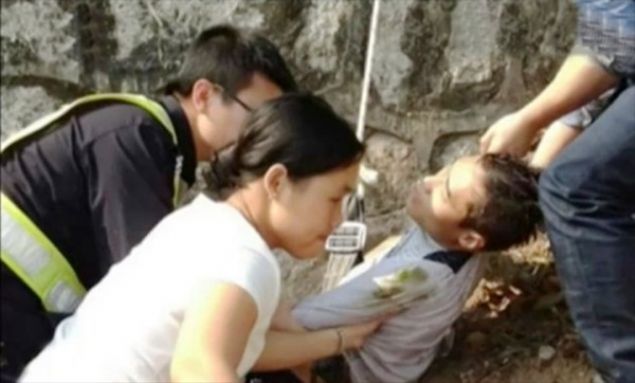   Geleneklere g�re, d���n g�n�ne kadar, evlenece�i k�z�n y�z�n� g�rmemesi gereken gen� adam, k�z� g�r�nce intihar etmek istedi...     