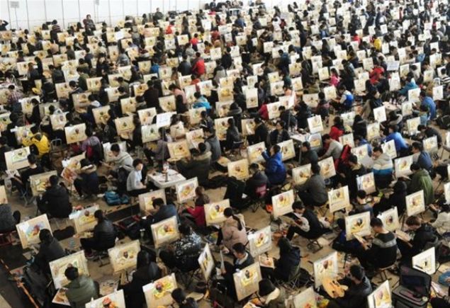  G�revlendirilen uzmanlar bu eserler aras�ndan en iyilerini se�meye �al���yor.       