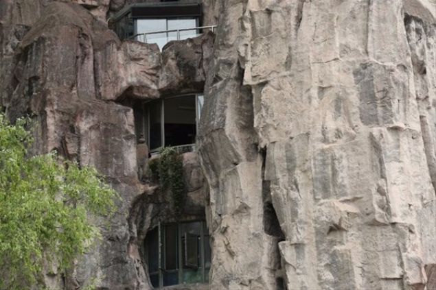   �in'in en b�y�k ve kalabal�k kentlerinden olan �anghay'da in�a edilen bina g�renleri hayrete d���rd�.      