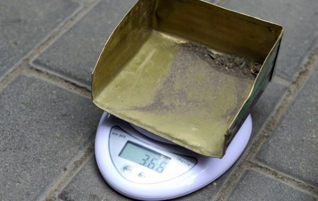   �ehir m�fetti�leri, temizlik�ilerin ne kadar iyi bir i� yapt�klar�n� belirlemek i�in sokakta bulunan kirleri tartmaya ba�lad�lar.      