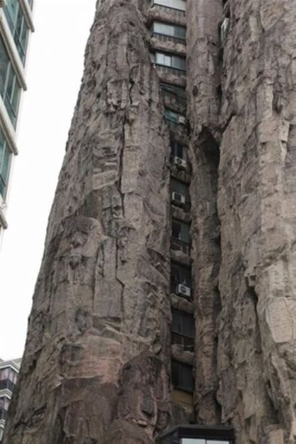   ��nk� betonlar�n aras�ndan, metrelerce uzaktan kendini belli eden bina, da� g�r�n�m�nde.     