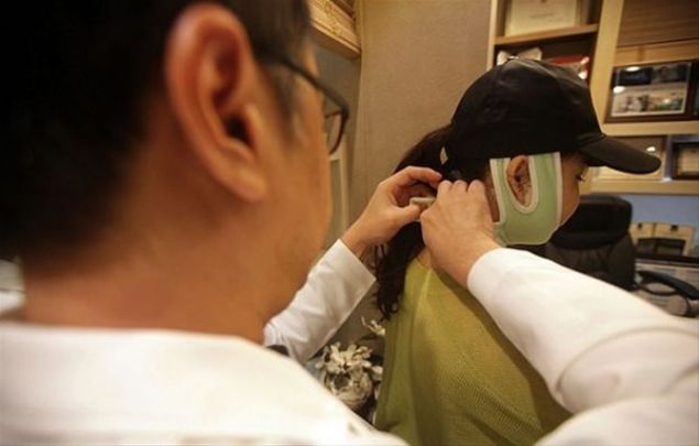  �in'den G�ney Kore'ye estetik yapt�rmak i�in gelen kad�nlar, de�i�im�leri y��znden pasaport kontrol�nden ge�emediler.      