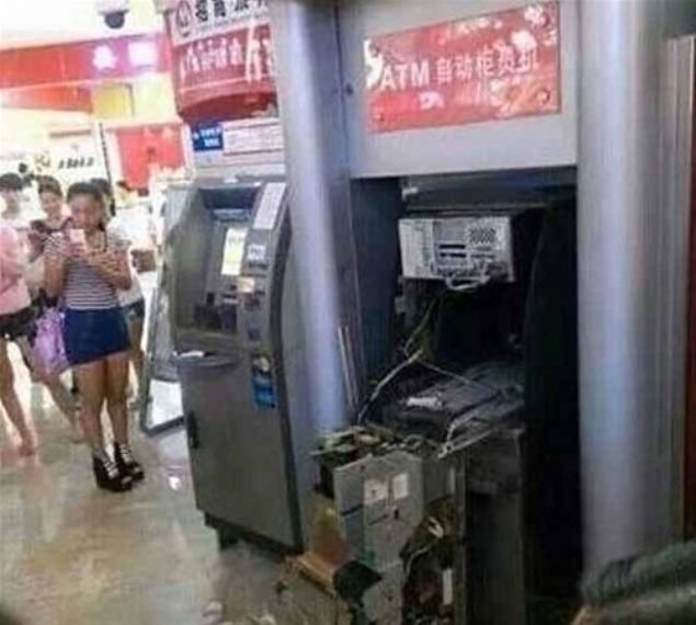   ATM'nin son hali korku� g�r�nse de kad�n kart�n� kurtarmay� ba�ard�...     