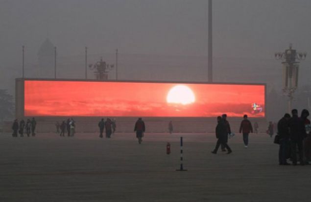  D�nya Sa�l�k �rg�t�n�n belirledi�i maksimum seviyenin bile 25 kat �zerinde bir kirlili�e sahip olan Pekin�de insanlar hem fiziksel hem de psikolojik sa�l�klar�n� yitiriyorlar. Kirlilik �yle bir boyutta ki, otoyollardaki g�r�� alan� bile birka� metreye d���yor. Bunu g�ren �in h�k�meti hava kirlili�ini �nlemek yerine Pekin i�inde farkl� noktalara LCD ekranlar koyarak g�ne�in do�u�unu veya temiz �evre g�r�nt�lerini yay�nl�yor.      