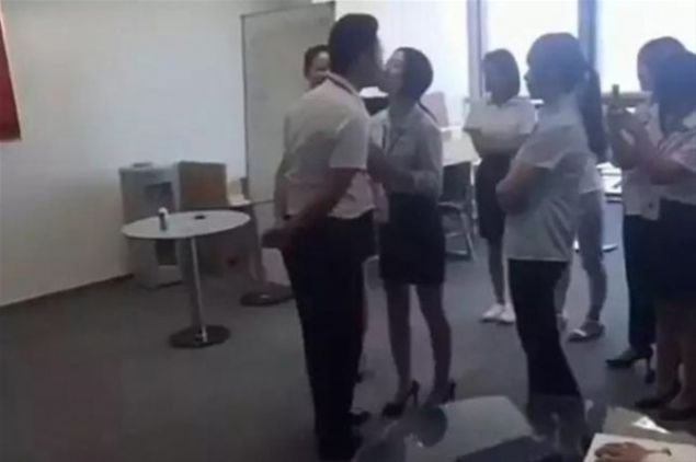   �in'de bir �irket sahibi kad�n i��ilerine her sabah i�e ba�lamadan �nce kendisini dudaktan �pmeyi zorunlu k�ld�.      