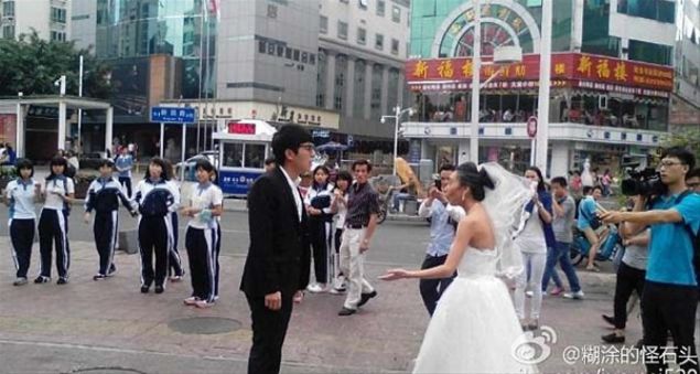   Sevdi�i adam�n kendini ya�land���nda da sevip sevmeyece�ini merak eden �inli gelin, kendini oldu�undan �ok ya�l� g�steren bir makyaj yapt�r�p gelinli�ini giydi..      