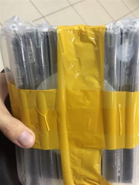  �in'den iPhone sipari�i veren adam, kargosunun geldi�i an� kamera kar��s�nda a��p payla��nca ger�ek ortaya ��kt�.      