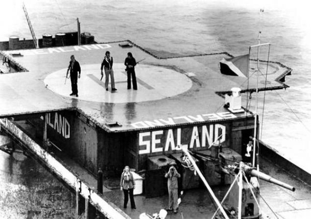  bayrak, milli mar ve Amerikan dolar ile edeer bir para birimi olan Sealand Dolar'n kabul etti.     