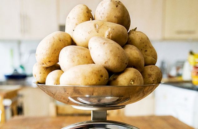 Kalori cetveli nedir ka kalori almalym? : Kalori; besinlerle alnan, fiziksel aktivite ile harcanan ya da vcudun metabolik faaliyetlerini srdrebilmesi iin gerekli enerji birimidir. Gnlk alnan enerji birimi de kalori cinsinden hesaplanr. Kalori cetveli ise, besinlerin veya yiyeceklerin 100 gram baznda ne kadar kalori ierdiini gsteren tablodur. Kadnlarn gnde ortalama 2000-2200, erkeklerin ise ortalama 2500 kalori almalar gerektii bilinir. Ancak kiinin ya, cinsiyeti, yaam ekli, riskleri ve hastalklarna gre bu deerler deikenlik gsterir.     