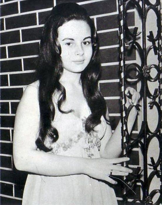  O sarn kadn Zeynep Deirmenciolu ya da Yeilam'daki adyla Ayecik. Henz 2 yandayken kamera karsna gemeye balayan Ayecik, imdi 60'l yalarnda. Futbolcu Serkan Acar ile evlenip sinemay brakan Deirmenciolu bir dnem emlaklk yapt, bir sredir de bir kebap restorann iletiyor.      