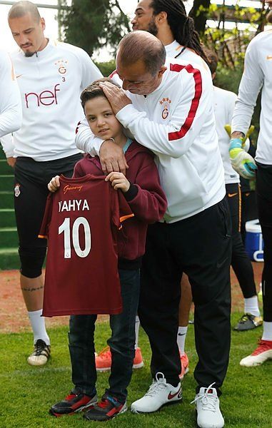                                                                 te yandan, teknik direktr Fatih Terim tarafndan ocuklara, zerinde isimleri yazl olan birer forma ve futbol topu hediye edildii kaydedildi.                                                           