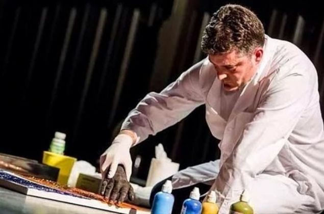  �l� bir insan�n eliyle sanat yapan Norve�li sanat��.        