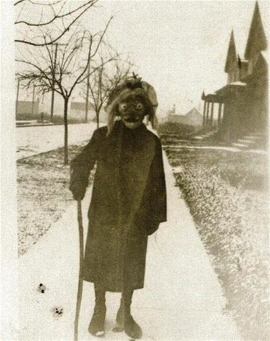  Eski bir cad�lar bayram� kost�m�        