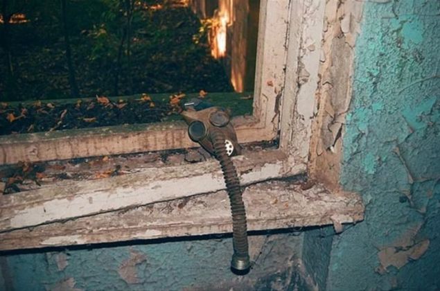  �ernobil facias�nda b�y�k darbeyi alan Pripyat'ta terk edilmi� bir gaz maskesi.        