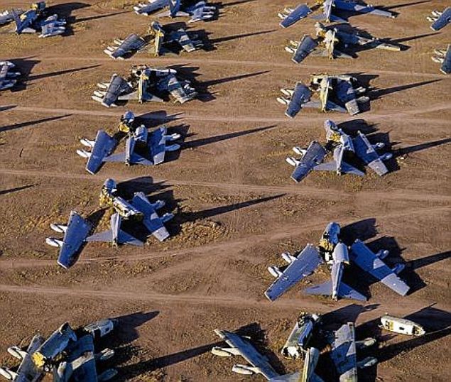 Ama artk kullanlamaz hale gelmi uaklar bu sse getirmekle i bitmiyor. Bazlar biraz bakmla yeniden uua hazr hale getirilmek zere bekletilirken bazlar da paralanarak kullanlabilecek ksmlar yedek para olarak saklanyor.       