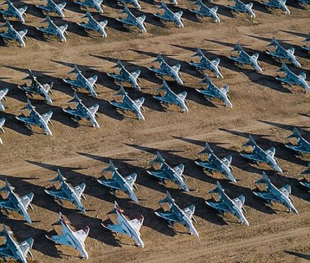 Uaklar ina etmek ve korumak olduka pahal bir i; ama mrlerini tamamladnda bile birok parasn yeniden kullanmak mmkn oluyor. Tabi onlar andrc hava koullarndan koruyacak byk hangarlar iin harcayacak paranz varsa. Ama Tucson blgesinin doal kuru iklimi bu iin maliyetini ok daha ucuza getiriyor. Bu nedenle dnyann en byk uak mezarlar ABDnin gney batsndaki bu l blgesinde bulunuyor.      