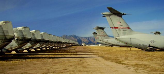 Mezarla getirilen uaklar epey ilemden geiriliyor. Uak gemilerinde kullanlm uaklar nce deniz tuzu kalntlarnn andrc etkisini gidermek iin iyice ykanyor; yakt tanklar boaltlarak ince makine yayla motoru yalanyor.      