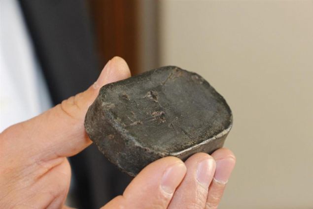 'T�rkiye�de Kahramanmara� b�lgesinde, Ad�yaman, Bolu, Edirne, �anakkale ve G�nen�de �ok ��k�yor. Biz tar�m end�strisinde, leonarditten s�v� h�mik asit �reterek �ift�ilerin giderlerinde azalma, gelirlerinde art�� sa�l�yoruz. ��yle ki; leonarditten elde edilen h�mik asit topra��n su tutma kapasitesini artt�r�r. Toprakta bulunan fakat bitkinin alamad��� elementleri par�alayarak bunlar�n al�m�n� sa�lar ve bitki k�k�ne ba�lar. Topra��n su tutma kapasitesini artt�rd��� i�in de ortalama y�zde 20 sulamadan, enerjiden ve i��ilikten tasarruf sa�lar.'   