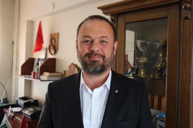 Leonarditli yem maddesi verdi�iniz zaman bu 3 bin birimin 2 bin birimi hayvanda et ve s�t olarak kal�yor, bin birimi d��k�yla at�l�yor. Bu da gelir olarak hayvanc�l�kla u�ra�anlara ciddi katk� sa�lamaktad�r.'   