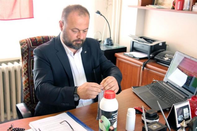 'Bu tar�mda ki y�zlerce �zellikten sadece birka� tanesi. Ayr�ca bunun yan�nda hayvanlar i�in de yem katk� maddesi olarak kulland���m�z zaman, hayvanlar�n kulland�klar� g�dalar�, ortalama 3 bin birim olarak hesap edersek bunun bin 100 tanesi bedende et veya s�t olarak kal�yor, bin 900�� d��k�yla d��ar� at�l�yor. Leonarditli yem maddesi verdi�iniz zaman bu 3 bin birimin 2 bin birimi hayvanda et ve s�t olarak kal�yor, bin birimi d��k�yla at�l�yor. Bu da gelir olarak hayvanc�l�kla u�ra�anlara ciddi katk� sa�lamaktad�r.'   