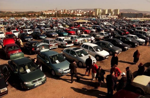 �kinci el otomobili sat���nda olduk�a s�k kar��la��lan kilometre d���r�lme olay�, Yarg�tay'�n son karar�yla yeni bir boyut kazand�. Buna g�re sat�c�, satt��� arac�n kilometresinin d���r�ld���n�n bilmemesi halinde bile sorumlu olacak. Emsal nitelikteki kararla kilometresinin d���r�ld��� ortaya ��kan ara�, sat�c�ya verilip bedeli iade al�nabilecek.    