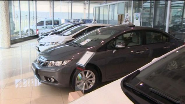  10. Asliye Hukuk Mahkemesi'ndeki davada ifade veren ma�dur vatanda�, sat�� bedelinin iadesine, bu m�mk�n olmazsa y�pranm�� ara� sat�lmas� nedeniyle 4 bin TL tazminat�n daval�dan tahsiline karar verilmesini talep etti.   