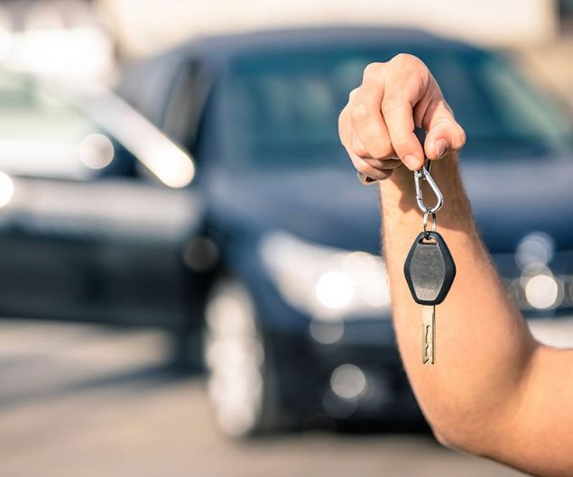  'Orijinal' diye sat�n ald��� arac�n bir�ok par�as�n�n de�i�tirildi�i, kilometresinin ise 137 bin 864'ten 54 bin 700'e d���r�ld���n� ��renen al�c�, paras�n�n iadesi istemiyle sat�c�ya m�racaat etti. Ma�dur al�c�, sat�c�n�n paray� �demeye yana�mamas� �zerine mahkemenin yolunu tuttu.   