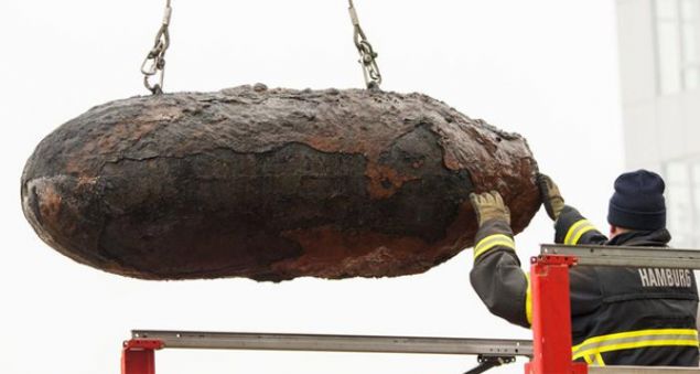  Ekipler toprak altndaki dev bombay imha etmek zere gvenli bir blgeye tad.   