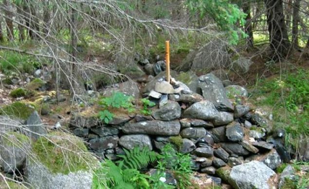  Karlatklar manzara ise yledir: 'Aradan geen yllar boyunca kimse buraya el srmemitir. lk aamada 27 metreye ularlar ve her  metrede bir ayn mee ktklerinin bulunduu anlalr.     