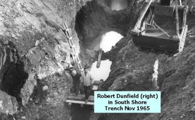 Blgede sadece tek bir byk mee aac varm. Aacn dallarndan biri budanm ve toprakta bir ukur bulunuyormu. Sonradan Para ukur adn alan ukur, gen Daniel'in dikkatini eker. Belki de bir define bulmutu! Hemen evinde dner ve ertesi gn arkadalarn da yanna alarak tekrar adaya gider.      