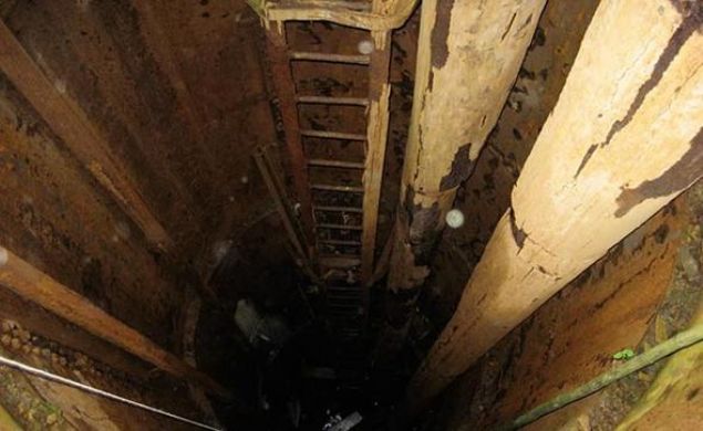  'Zamannda adada ateler ve garip klar grnm. Bir tekne dolusu adam, ne olup bittiini incelemek iin adaya gitmiler. Sonra da arkalarnda iz brakmadan yok olmular!'     