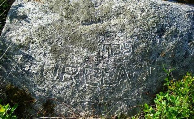   12 metreden sonra ktklerin stnde bir kmr tabakas, 15 metrede bir kat cam macunu, 18 metrede ise bir kat hindistan cevizi lifi bulunur. Ve 27 metreye gelindiinde en garip eyi kefederler: zerinde garip bir yaznn bulunduu bir ta. Ta karrlar ama kuyuya oluk oluk su dolunca almalar yine yarm kalr.'    