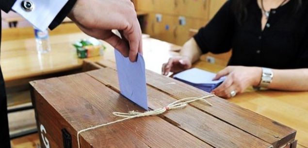   Buna gre, milletvekili aday olmak isteyen hakimler ve savclar, yksek yarg organlar mensuplar, yksek retim kurumlarndaki retim elemanlar, Yksekretim Kurulu yeleri, Radyo ve Televizyon st Kurulu yeleri, kamu kurumu ve kurulularnn memur statsndeki grevlileri ile yaptklar hizmet bakmndan ii nitelii tamayan dier kamu grevlileri, belediye bakanlar, subay ve astsubaylar, siyasi partilerin il ve ile ynetim kurulu bakan ve yeleri, belediye meclisi yeleri, il genel meclisi yeleri, kamu kurumu niteliindeki meslek kurulular ile sendikalar, kamu bankalar ile st birliklerin ve bunlarn st kurulularnn ve katldklar teebbs veya ortaklklarn ynetim ve denetim kurullarnda grev alanlarn, en ge 26 Nisan 2018 Perembe gn saat 17.00'ye kadar grevlerinden ayrlma isteinde bulunmalar gerekiyor.      