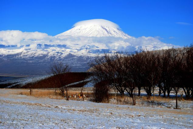  Trkiye'nin yan sra ran, Ermenistan ve Nahvan'dan da grlen Ar Da'nda bugn gne doarken kartpostallk manzara ortaya kt. Deniz seviyesinden 5 bin 137 metre ykseklii ile Trkiye'nin en yksek da olma zelliini tayan, efsaneleri ve trkleri ile nl, kar ve sis eksik olmayan Ar Da'nn zirvesinde grlen sis bulutu dikkat ekti. 