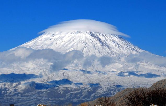   Manzaray grenler, 'Ar Da apka takt' yorumunu yapt.Her yl binlerce yerli ve yabanc turistin ziyaret edip, dnyaca nl daclarn trmanna ev sahiplii yapan Ar Da'nda en son 2015 ylnda benzer grnt olumutu. 