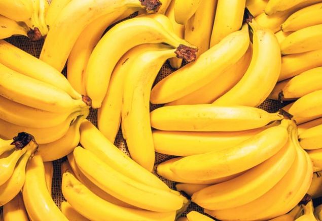 Avustralyal� Jane Anthony'nin her g�n 20 muz yiyerek yapt��� ve 2 ayda 9 kilo verdi�i muz diyeti konu�ulmaya devam ediyor. Diyetiyle d�nya medyas�n�n da ilgisini �eken Anthony inan�lmaz �ekilde zay�flad� ancak ayn� zamanda diyetisyenleri de aya�a kald�rd�. Loni Jane Anthony adl� kad�n yapt��� meyve diyetiyle iddias�na g�re forma girdi, kilolar�ndan kurtuldu ve bu sayede internette fenomen haline geldi.     