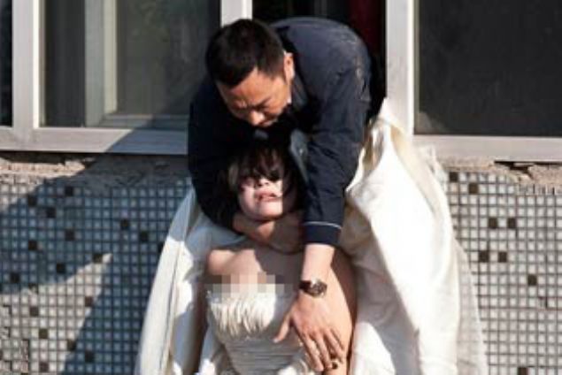 Bu foto�raf internette, �in'de sevgilisi evlilik �ncesi terk eden gen� kad�n�n bileklerini keserek bir binan�n 7.kat�ndan atlayarak intihar etmek istedi�i �eklinde payla��l�yor.   