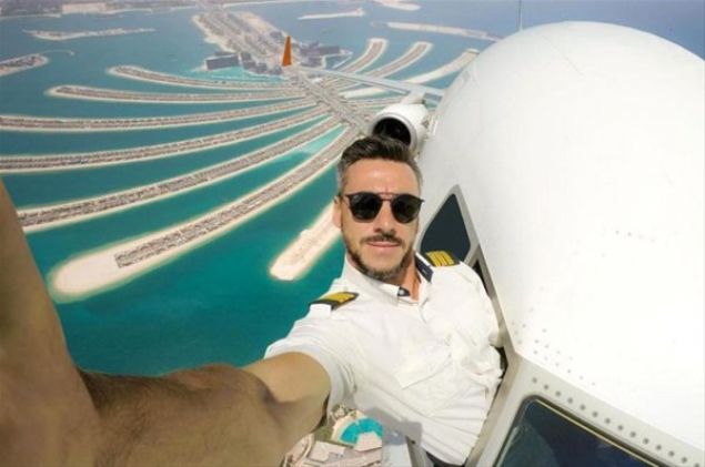 Pilot, �z�ekim yapt��� foto�raflar� bir foto�raf payla��m uygulamas�nda yay�nlay�nca ortal�k kar��t�. Pilotun b�t�n payla��mlar� u�a��n penceresinden sark�p �z�ekim yapt��� foto�raflar olunca takip�ileri tepki g�sterdi.        