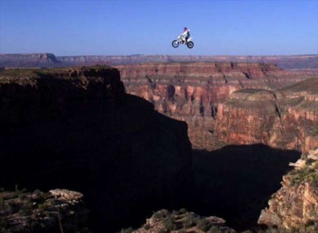  Motor sporlar�n�n g�z�pek yar����s� Robbie Knievel, motoruyla kendi rekorunu k�rarak Arizona B�y�k Kanyon'da 60 metre geni�li�indeki u�urumdan atlad�.GER�EK      