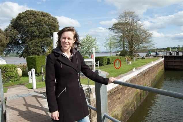  Kand�r�lma!Bu foto�rafa g�re bir �nceki foto�raf karesindeki en dikkat �eken farkl�l�k bir �nceki foto�raf�n sa� alt taraf�na yerle�tirilen at�k su borusu. Ama dahas� da var! Sol tarafta g�lgeler uzat�lm�� ve foto�raftaki kad�n�n sa��ndaki beyaz r�ht�m demirlerinin yerleri de�i�tirilmi�. Ayr�ca kad�n�n �enesi k�salt�lm��, aln� d�zle�tirilmi� ve sa�lar�nda da k���k oynamalar yap�lm��.      