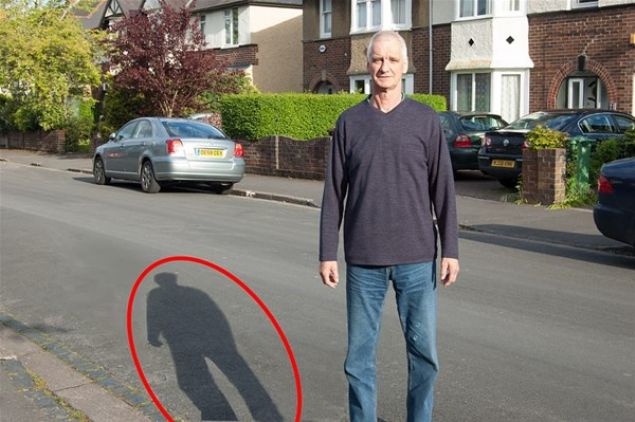  Orijinali� Ta ki orijinalini g�rene kadar! Bir �nceki foto�raftaki erke�in g�lgesi, duru�una uymuyor. Erke�in y�z�nde daha az k�r���kl�k var ve arka tarafta hem iki tane ��p bidonu hem de a�aca bir dal eklenmi�.      